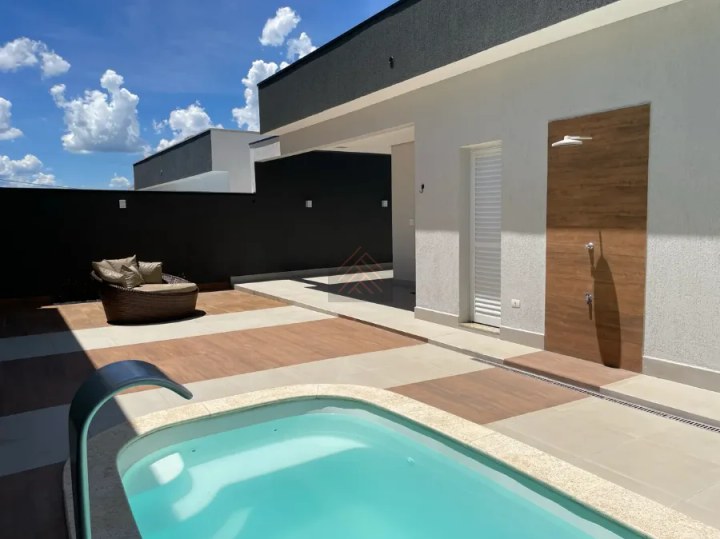 Casa com Piscina no Condomínio Terras do Vale