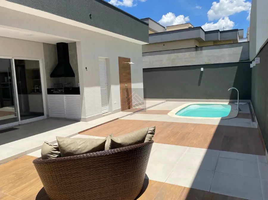 Casa com Piscina no Condomínio Terras do Vale