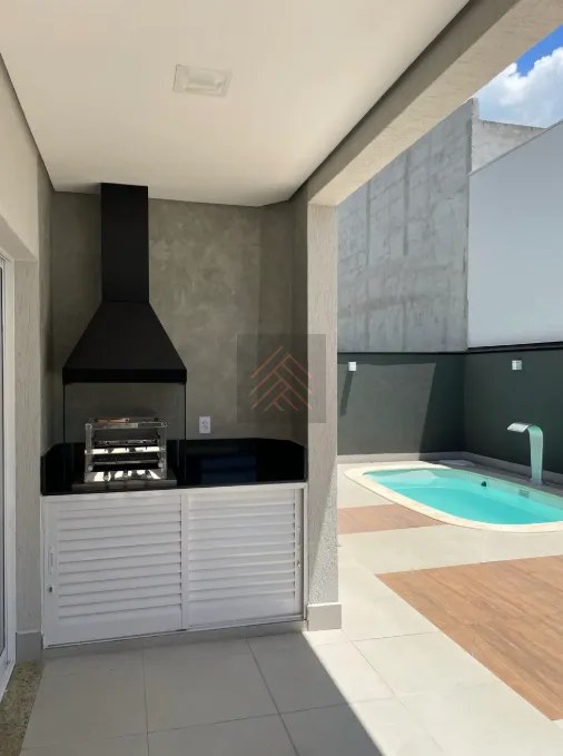 Casa com Piscina no Condomínio Terras do Vale