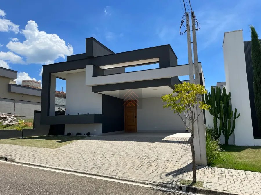 Casa com Piscina no Condomínio Terras do Vale