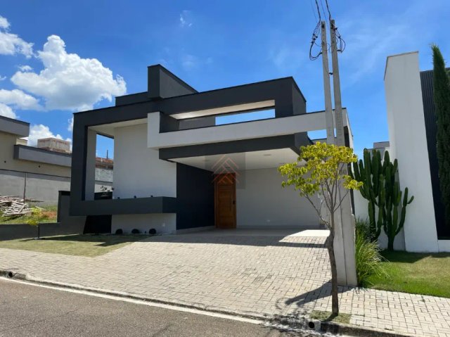 Casa com Piscina no Condomínio Terras do Vale