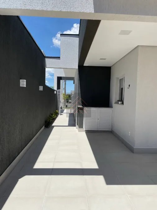 Casa com Piscina no Condomínio Terras do Vale